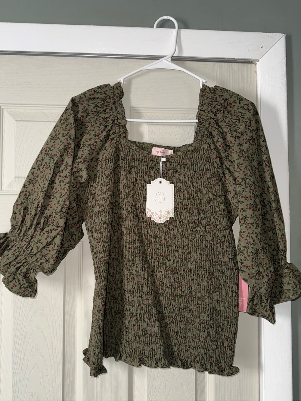 NWT Ivy City Co Teagan Top in Green Floral (L)